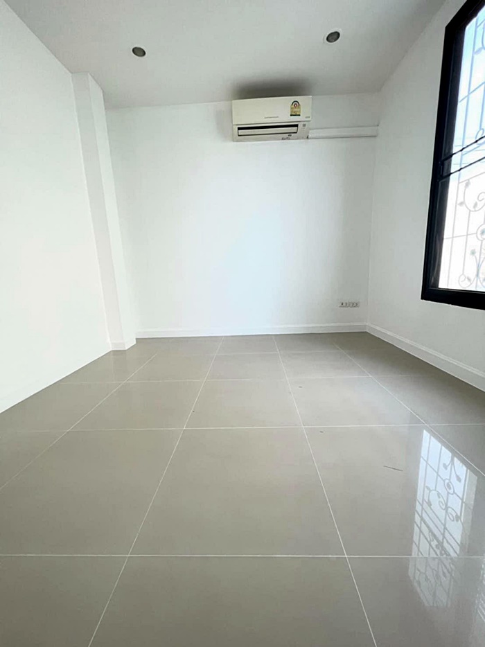 ขายบ้าน Renovate สภาพนางฟ้า หมู่บ้านร็อคการ์เด้น-สุวรรณภูมิ ใกล้สนามบินสุวรรณภูมิ